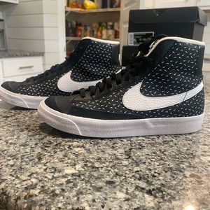 black and white nike blazers size 7